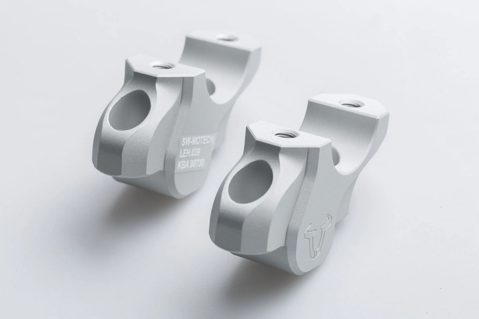 Bar back H=32 mm Back 25 mm BMW models. Silver