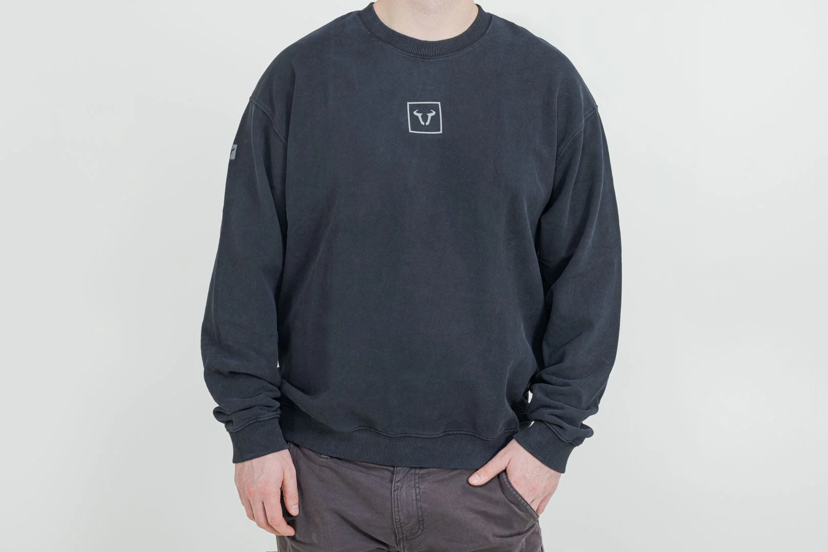 Crewneck Unisex  Riders Line Dark Grey. Optic Wash. Unisex. Size L.
