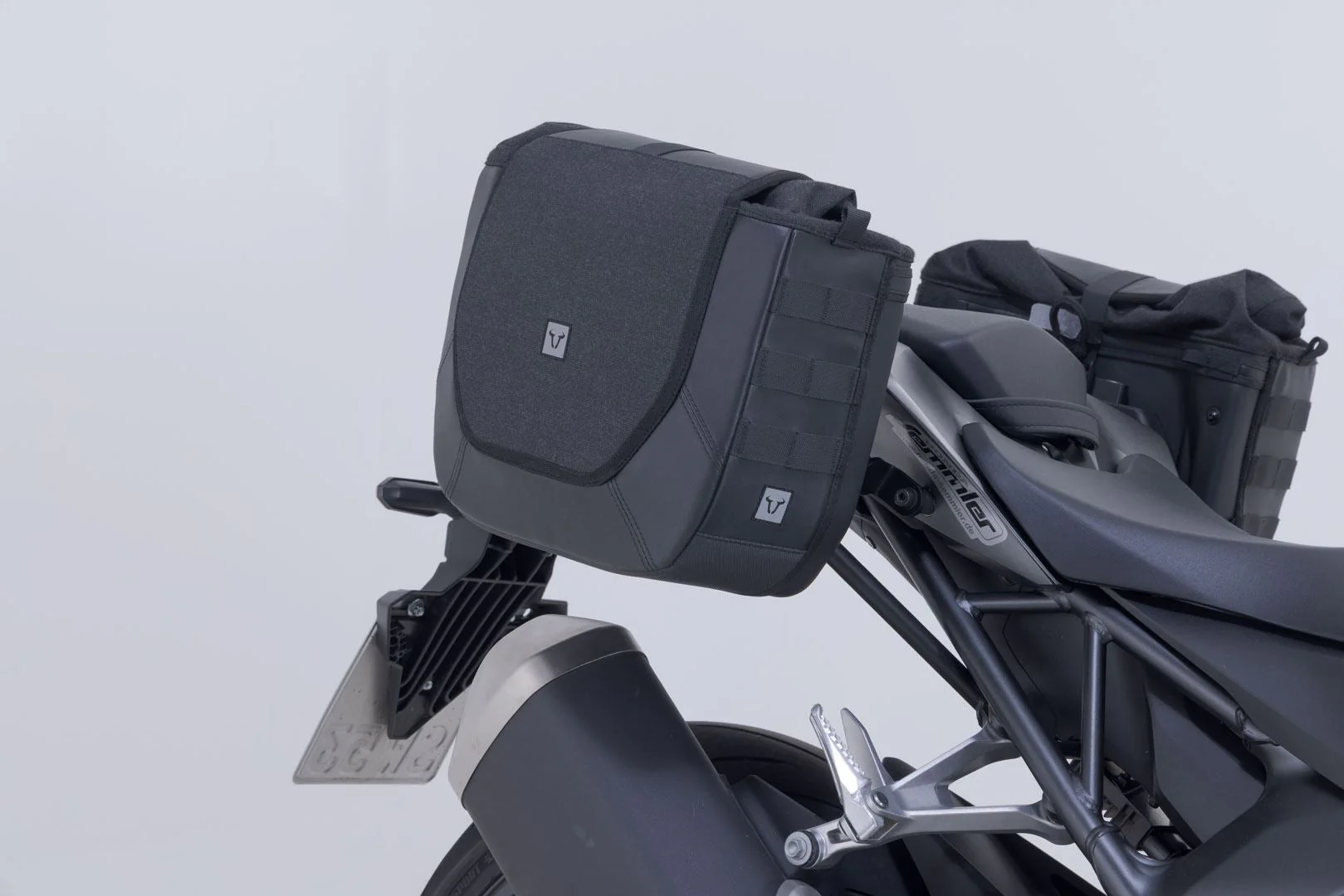 Legend Gear Side Bag system V-LOC 16/11 l. Honda CB1000 Hornet (24-). - Image 4
